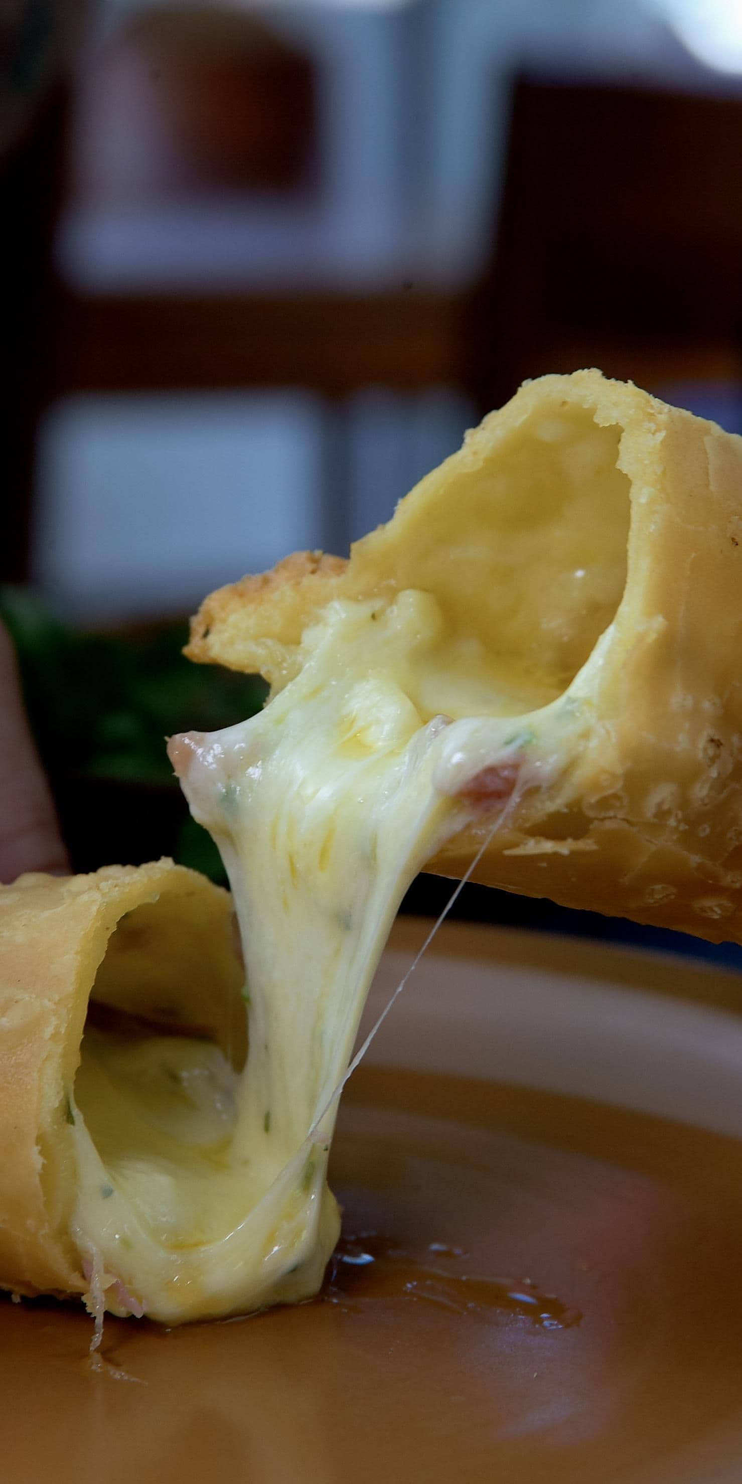 Imagen de Empanada frita de queso, apio y nuez