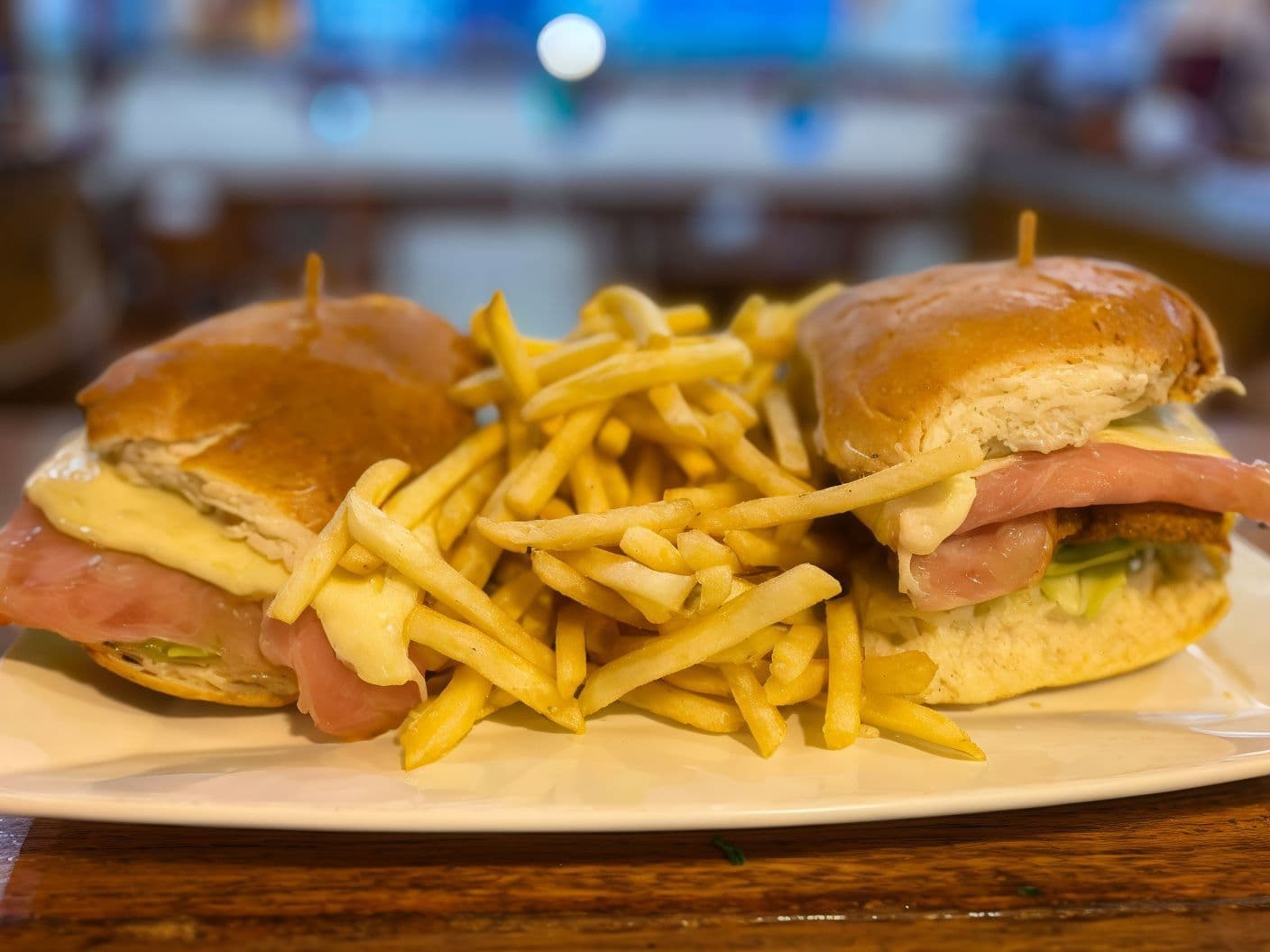 Imagen de Milanesa en dos panes con jamon, muzza y fritas