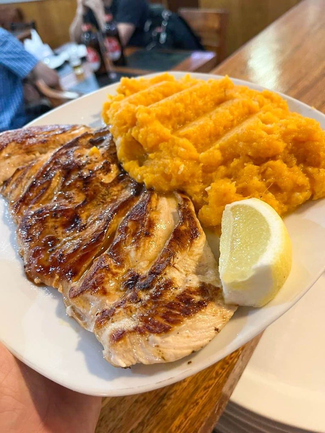 Imagen de Pollo grillé deshuesado con guarnición