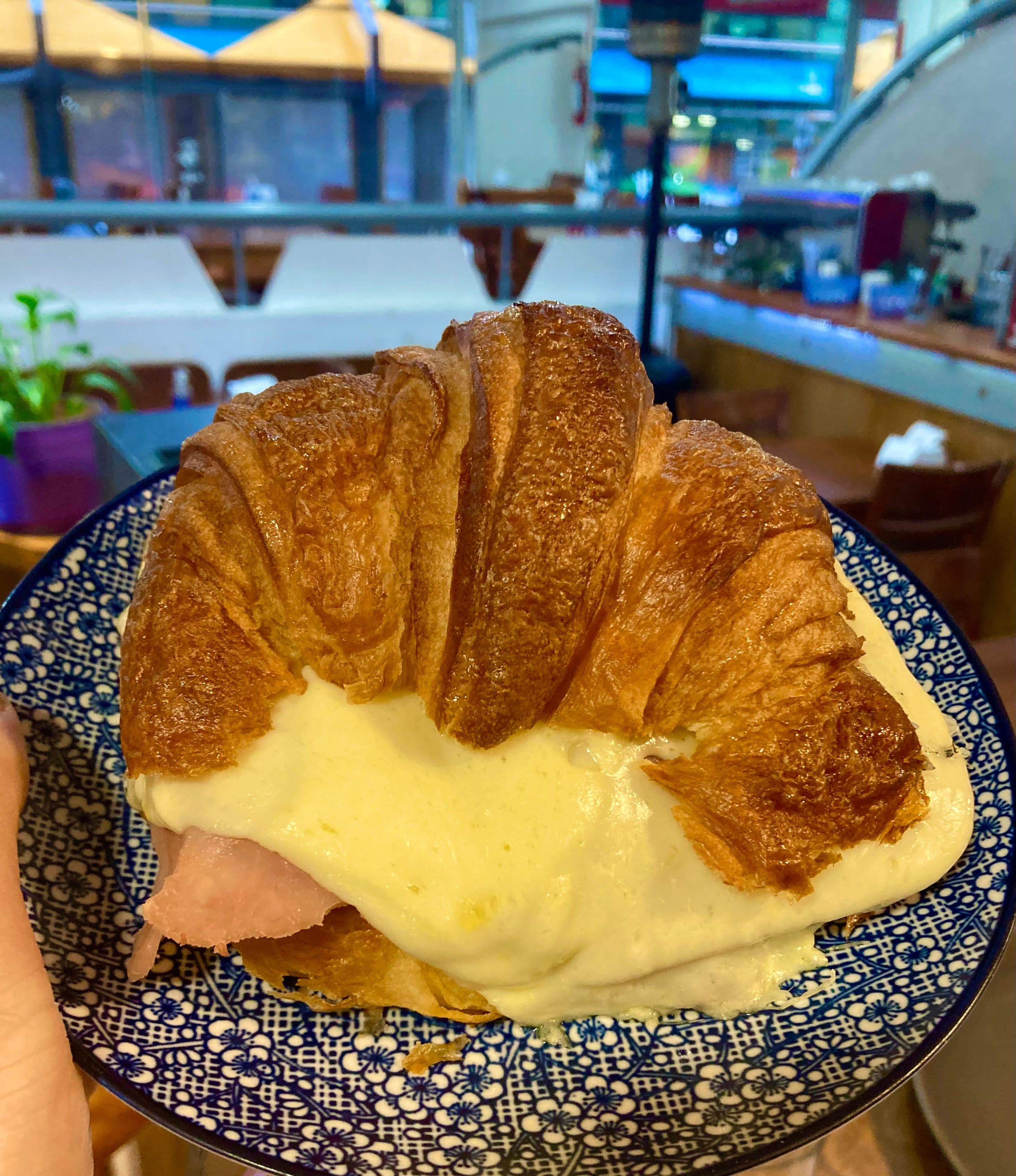 Imagen de Media luna rellena de jamon Y queso